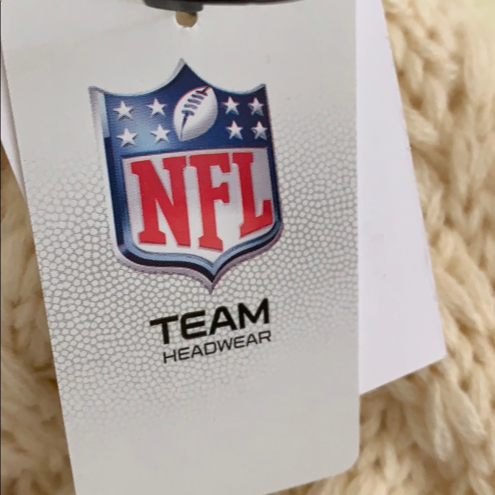 🏈NWT🏈PATRIOTS POM POM HAT🏈 - Picture 2 of 4